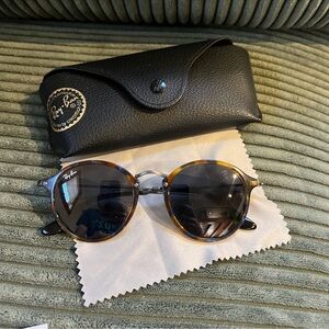 Ray Ban round fleck